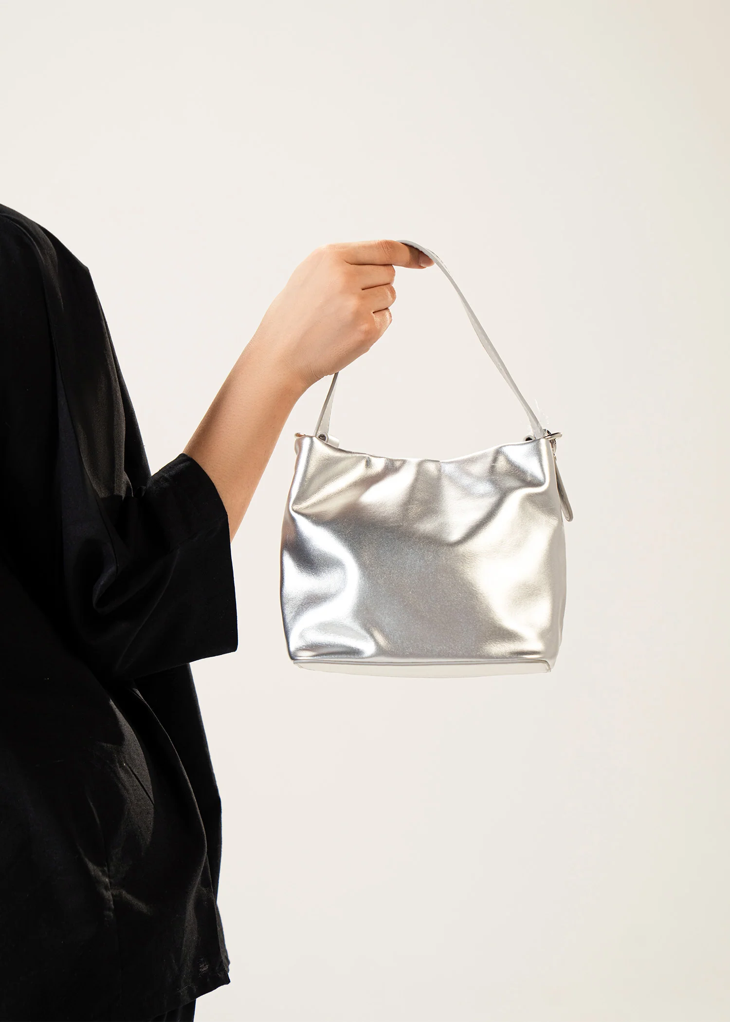 Metallic shoulder bag with chain- R14 - Image 3