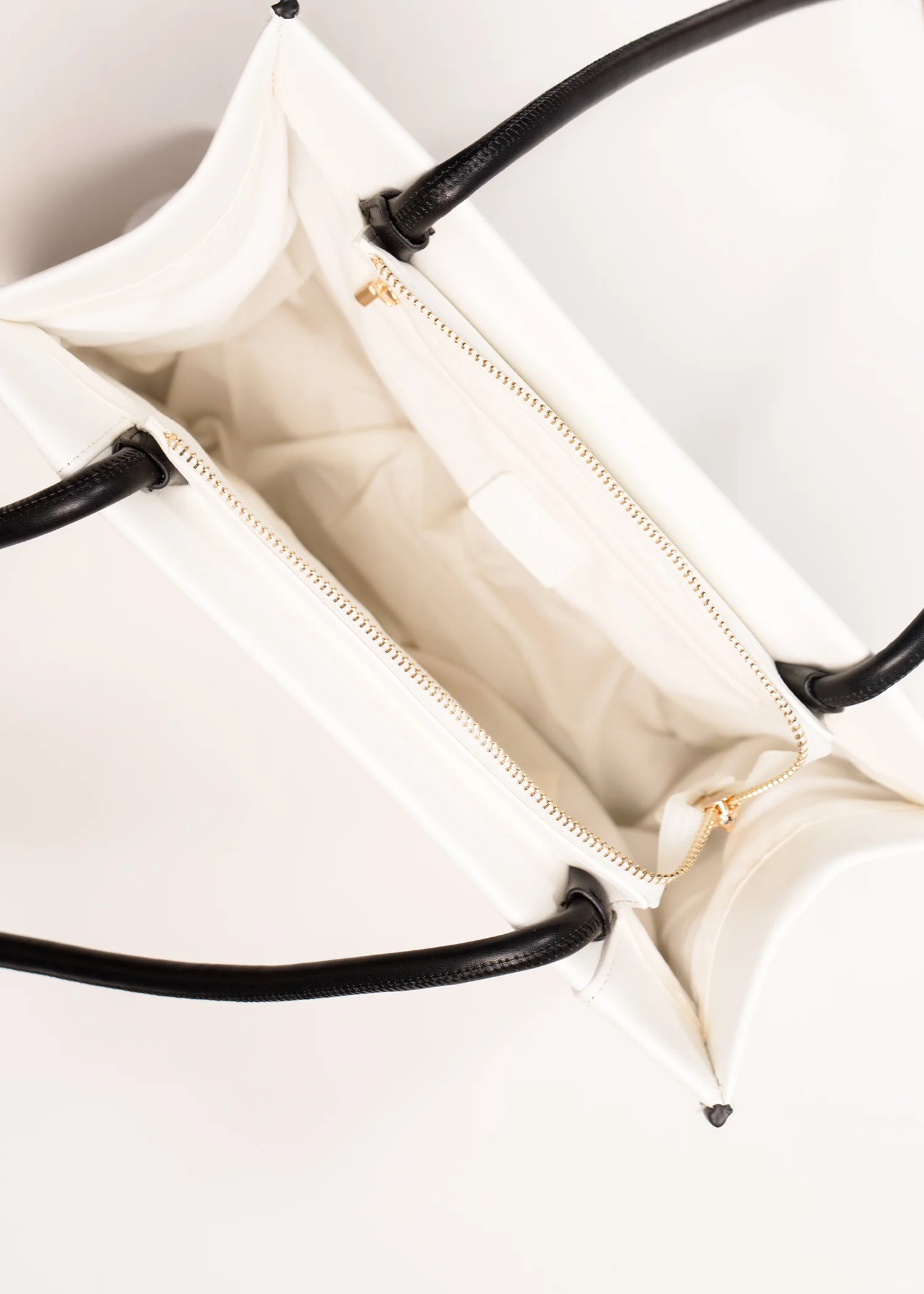 Boxy Shoulder bag with contrasting details- R956 - Image 4