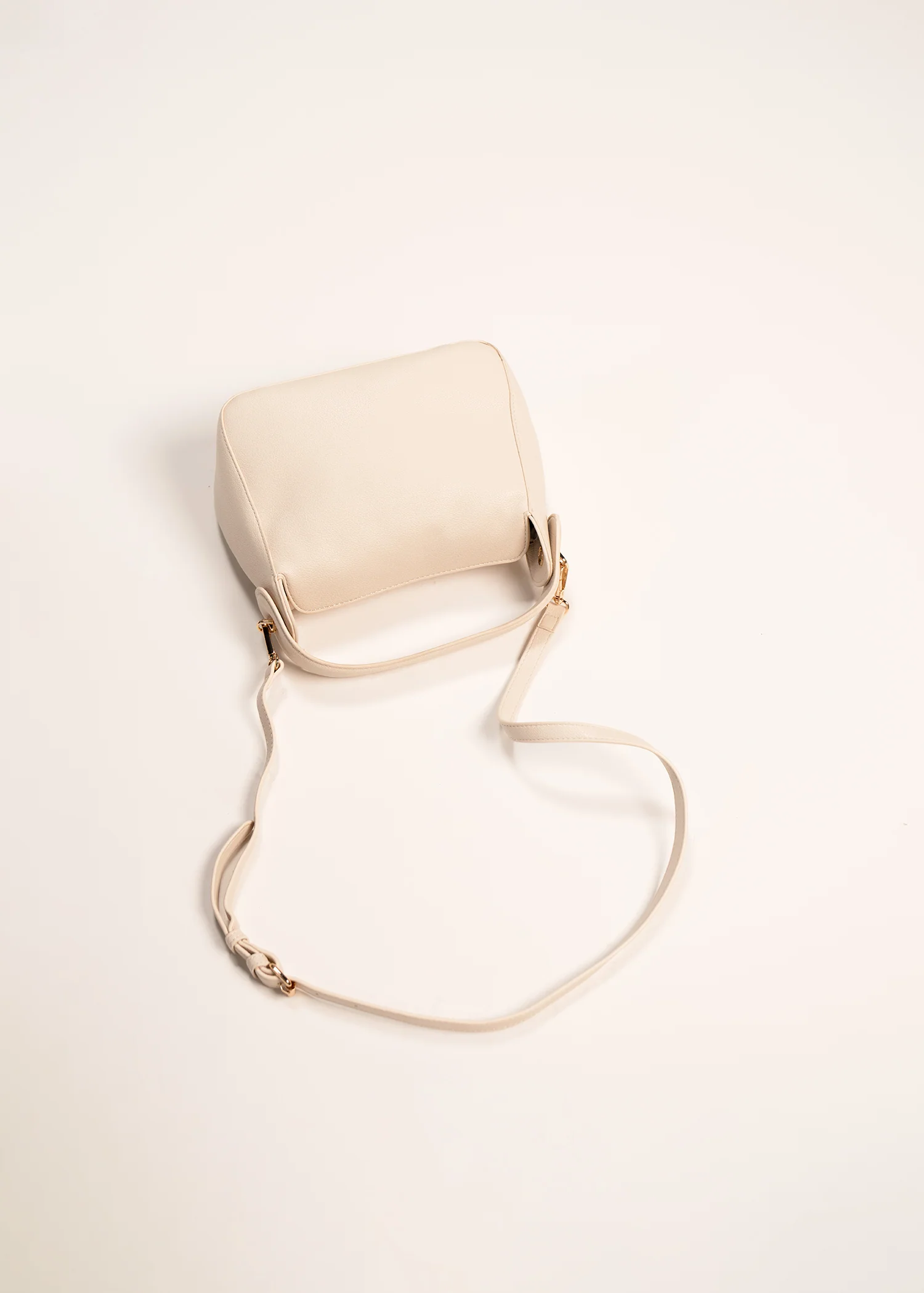 Top handle bag with magnetic closure- R24 - Image 4